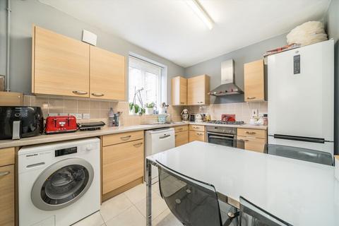 2 bedroom flat for sale, Fawcett Estate, London E5