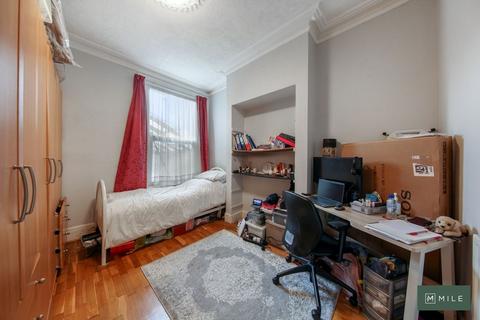 2 bedroom ground floor flat for sale, Purves Road, London NW10