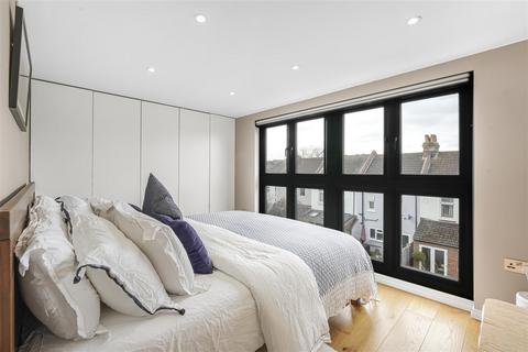 51 Clifton Park Avenue, London, SW20 8BB