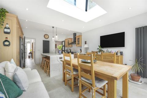 51 Clifton Park Avenue, London, SW20 8BB