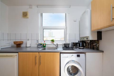 Studio to rent, Old Ford Road, London E3