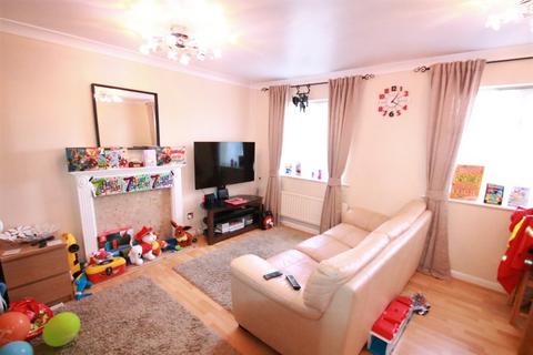 2 bedroom maisonette to rent, Kelvin Gardens, Croydon