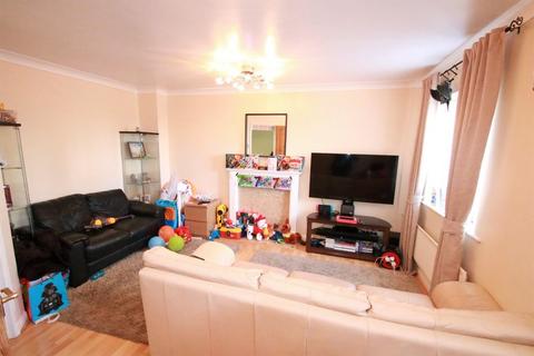 2 bedroom maisonette to rent, Kelvin Gardens, Croydon