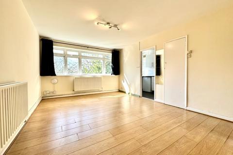 Studio to rent, Sunningfields Road, London NW4
