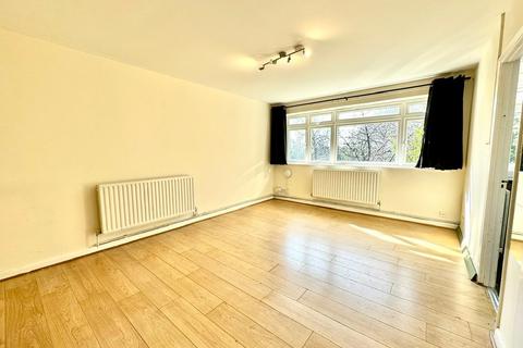 Studio to rent, Sunningfields Road, London NW4