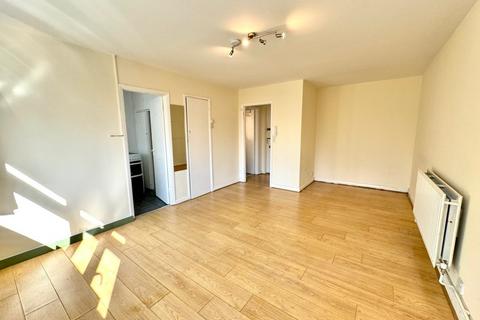 Studio to rent, Sunningfields Road, London NW4