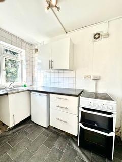Studio to rent, Sunningfields Road, London NW4