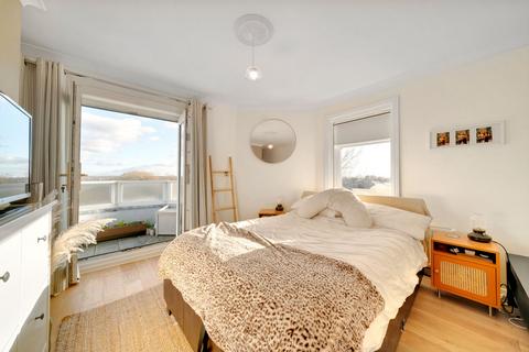 57g Ravensbourne Park Crescent, London, SE6 4YG