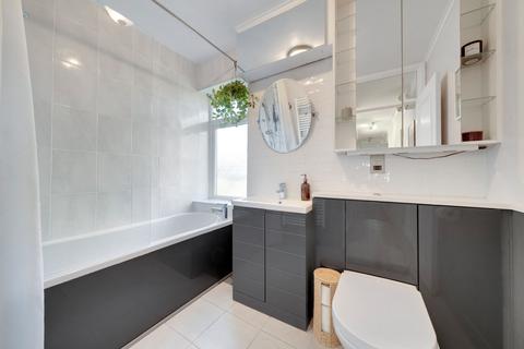 57g Ravensbourne Park Crescent, London, SE6 4YG