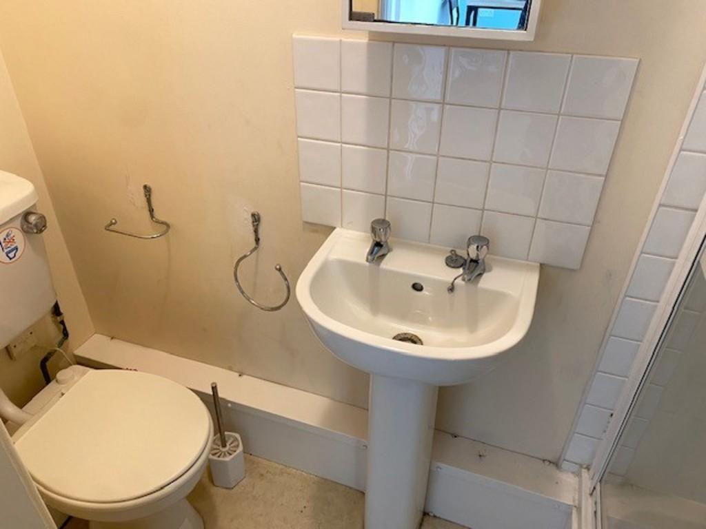 Flat 4 bathroom 2