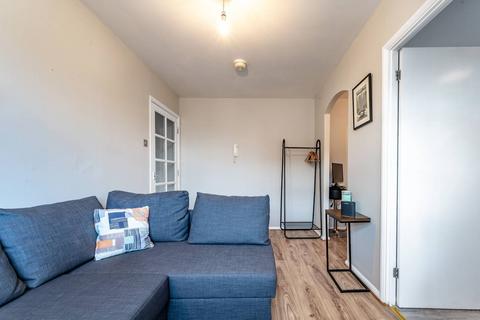 Studio to rent, Macmillan Way, Tooting Bec, London, SW17