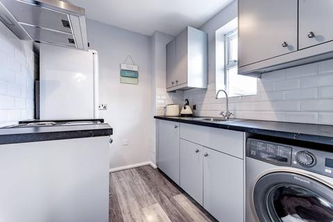 Studio to rent, Macmillan Way, Tooting Bec, London, SW17