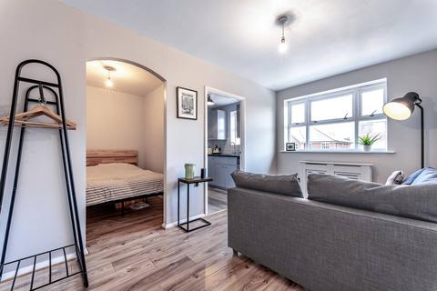 Studio to rent, Macmillan Way, Tooting Bec, London, SW17