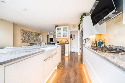 4 bedroom property for sale, Walfield Avenue, London