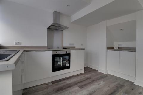 3 bedroom end of terrace house for sale, Moorhouse Avenue, Alsager