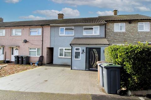 3 bedroom terraced house for sale, WOW FACTOR on Pastures Way, Luton