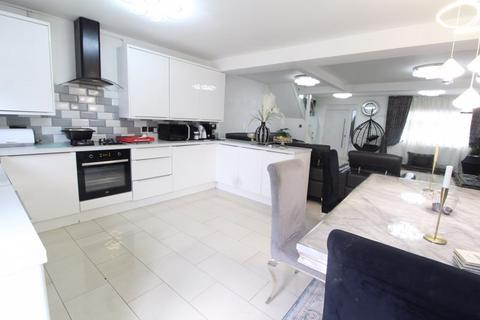 3 bedroom terraced house for sale, WOW FACTOR on Pastures Way, Luton