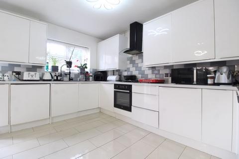 3 bedroom terraced house for sale, WOW FACTOR on Pastures Way, Luton