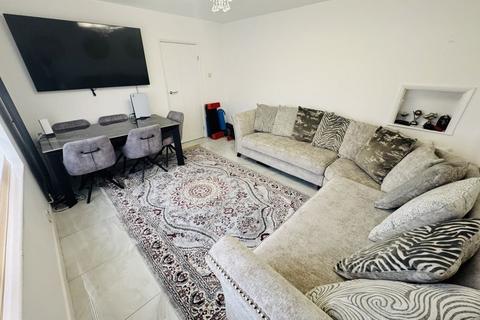 2 bedroom maisonette for sale, Barn Close, Northolt