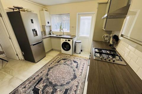 2 bedroom maisonette for sale, Barn Close, Northolt