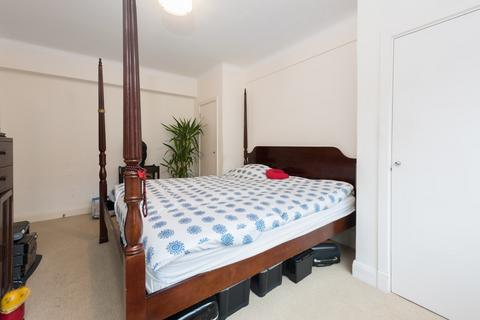 Studio to rent, Du cane Court