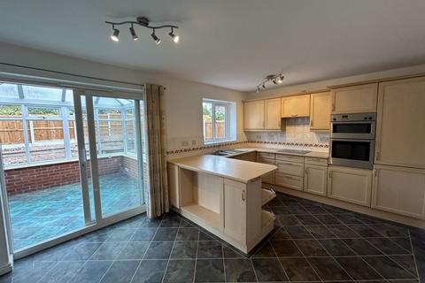 4 bedroom detached house to rent, Green Bower Drive, Bromsgrove