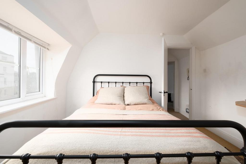 Flat 4, 5 Berkeley Crescent, BS8--4.jpg