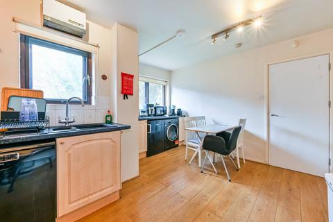 35 Canonbury Crescent, London, N1 2FD