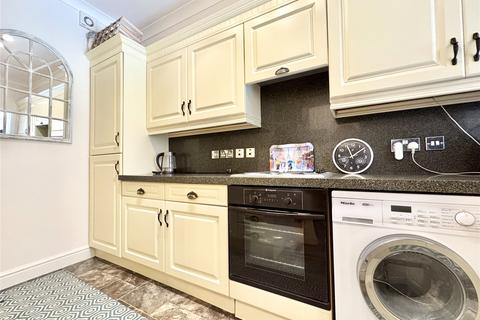 2 bedroom flat for sale, Highcroft Hall, Daltons Road, Crockenhill, Kent, BR8