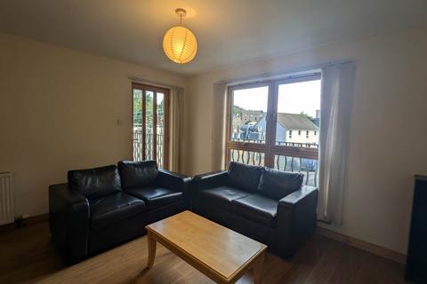 3 bedroom flat to rent, 16 Milnbank Gardens, ,