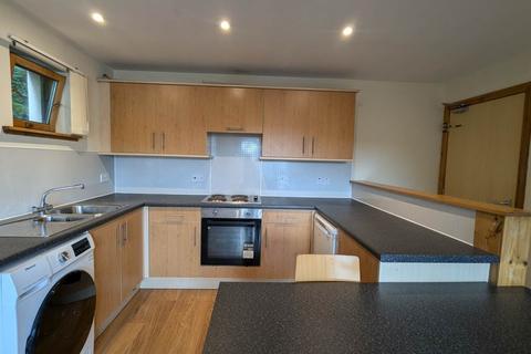 3 bedroom flat to rent, 16 Milnbank Gardens, ,