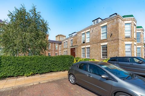 3 bedroom apartment to rent, Royal Drive, London N11