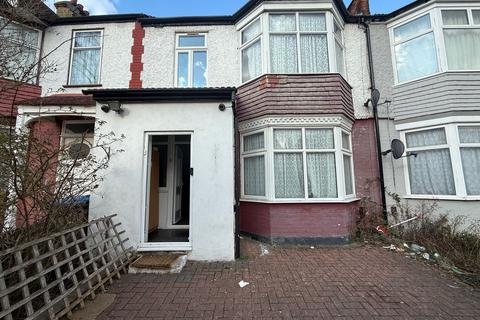 4 bedroom semi-detached house to rent, Park Road, Wembley