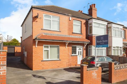 4 bedroom semi-detached house for sale, Plantation Avenue, West Yorkshire LS15