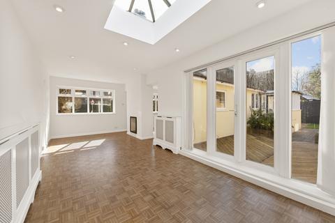40 Wilton Crescent, London, SW19 3QS