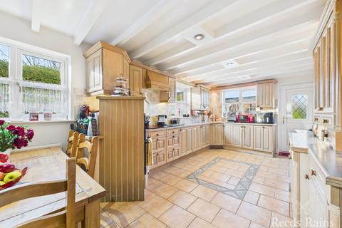 Cosy Top Marsh Lane, Ryehill, Hull, HU12 9NJ