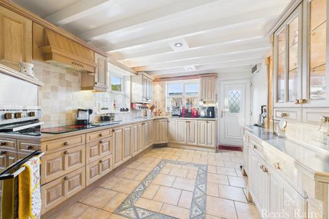 Cosy Top Marsh Lane, Ryehill, Hull, HU12 9NJ