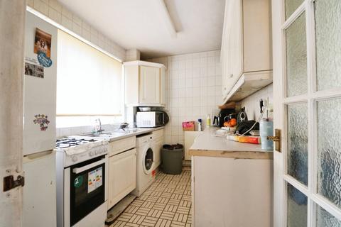 2 bedroom terraced house to rent, Margaret Way, Ilford IG4