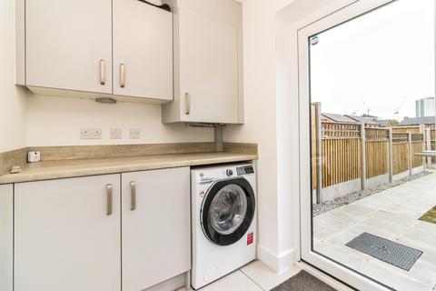 2 bedroom terraced house to rent, Manchester, Greater Manchester M4