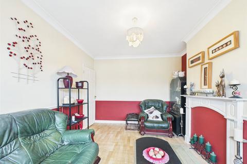 2 bedroom flat for sale, Erith Crescent, Romford RM5