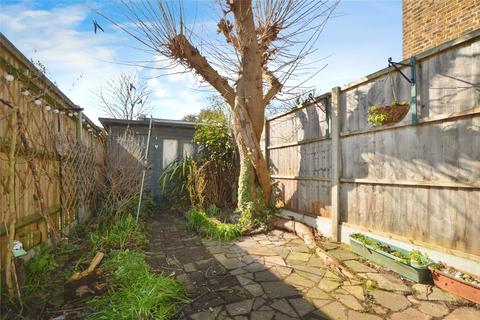 2 bedroom end of terrace house to rent, Grosvenor Road, Twickenham TW1