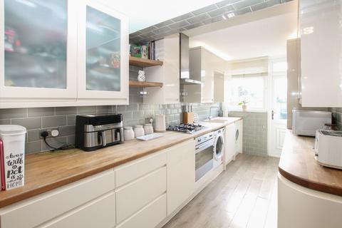 2 Brian Close, Hornchurch, RM12 4SL