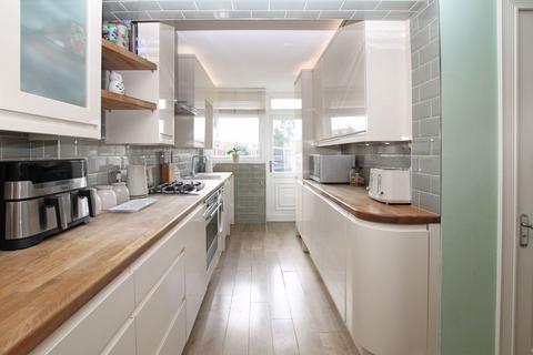 2 Brian Close, Hornchurch, RM12 4SL