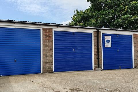 Garage to rent, Grange Road, Romford RM3