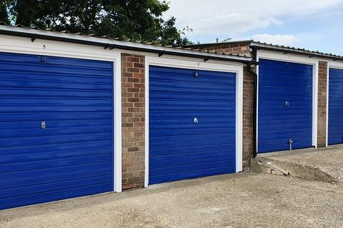 Garage to rent, Grange Road, Romford RM3