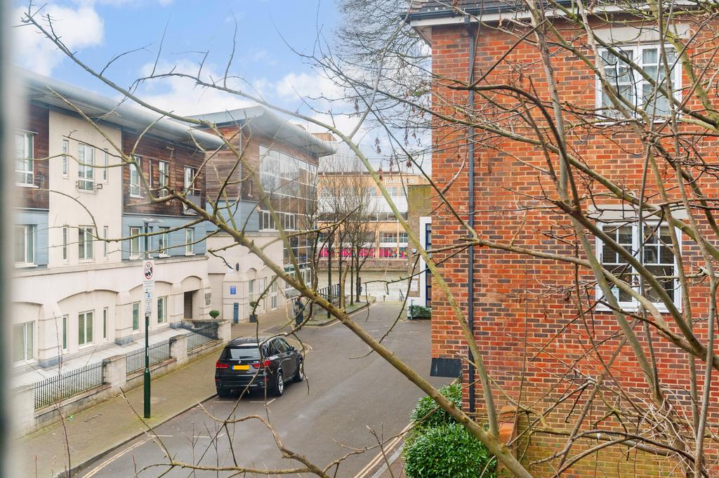 Apartment in Hampton Wick, Kingston upon Thames - View 2