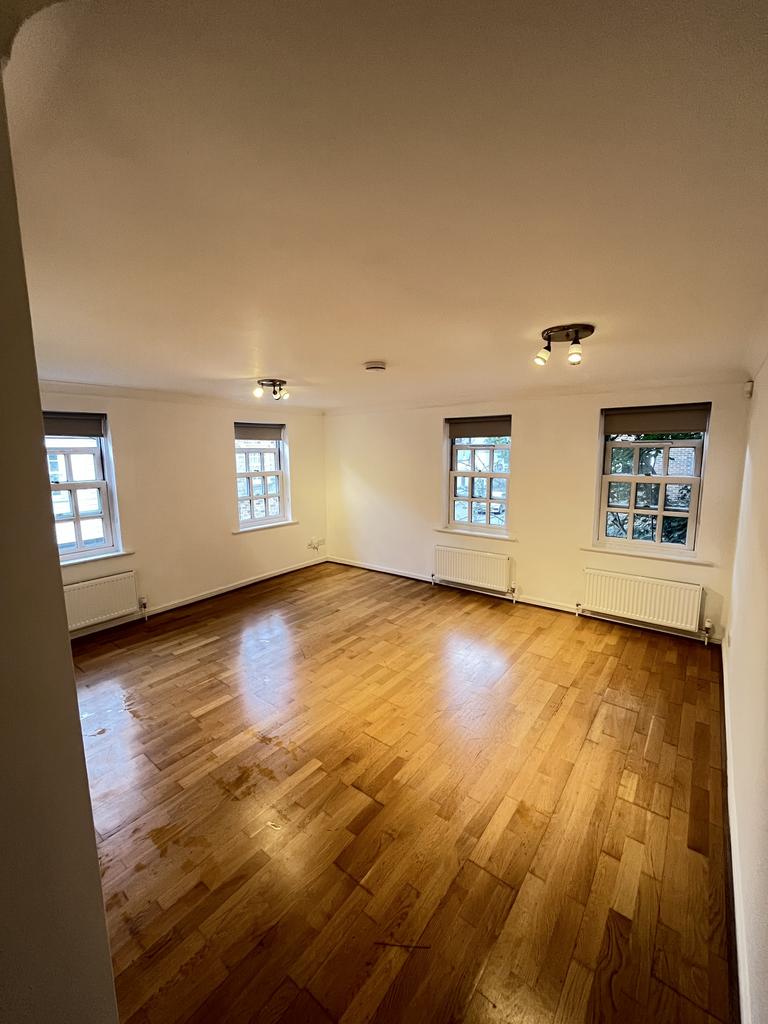 Apartment in Hampton Wick, Kingston upon Thames - View 4