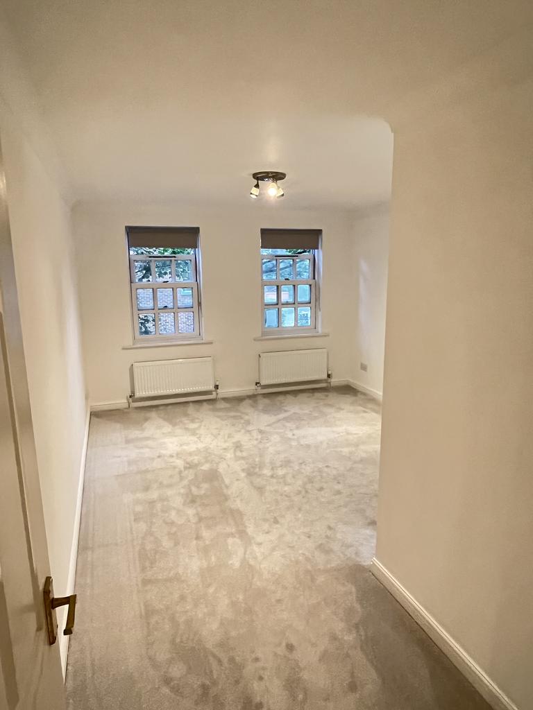 Apartment in Hampton Wick, Kingston upon Thames - More