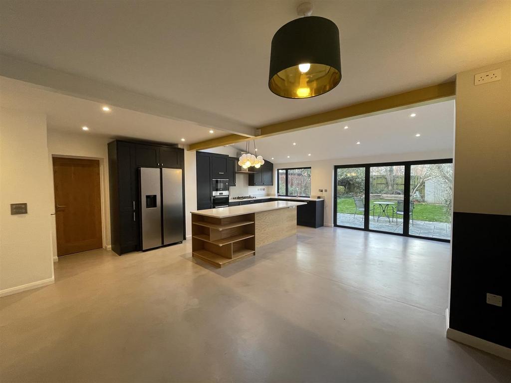 Kitchen (14).JPG