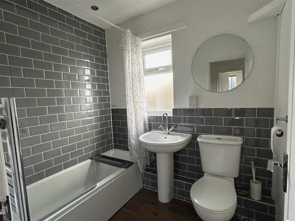 Main Bathroom (1).JPG